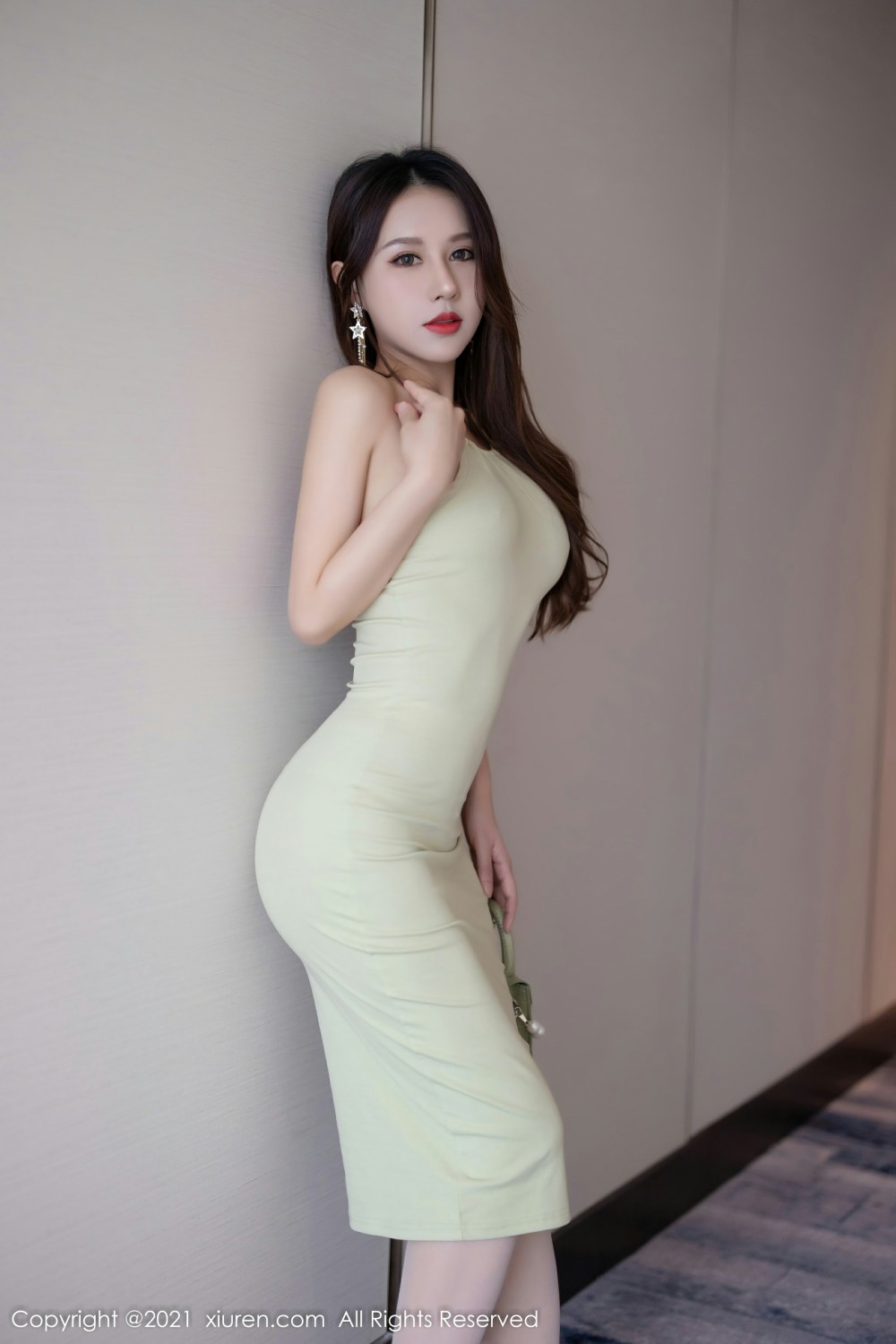 [XiuRen秀人网] 2021.12.28 No.4391 徐安安 淡绿色长裙搭配白色丝袜 性感写真 [63+1P]